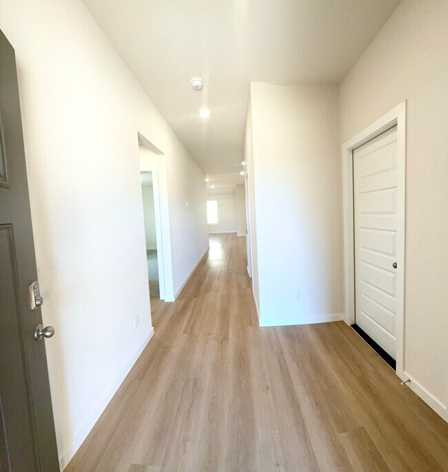 Building Photo - 5382 Selah St