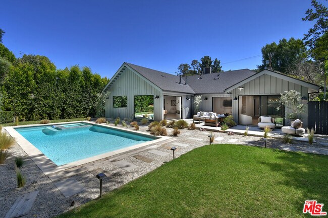 Building Photo - 3721 Woodcliff Rd