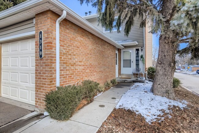 Building Photo - Corner Unit 2 BDR / 2.5 BA Townhome