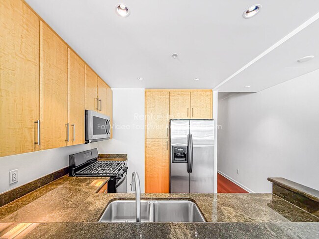 Building Photo - 400 Beale