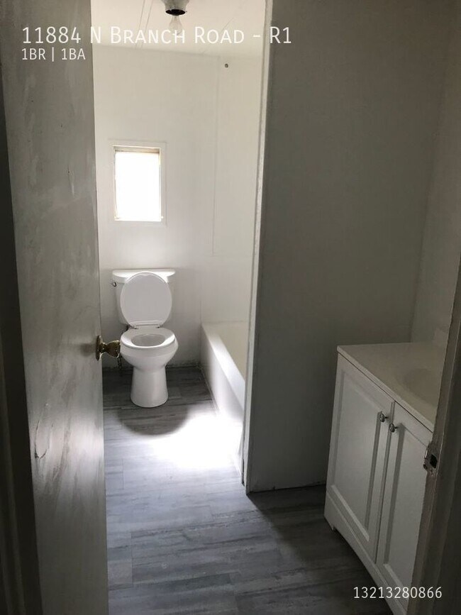 Building Photo - 11884 N Branch Rd