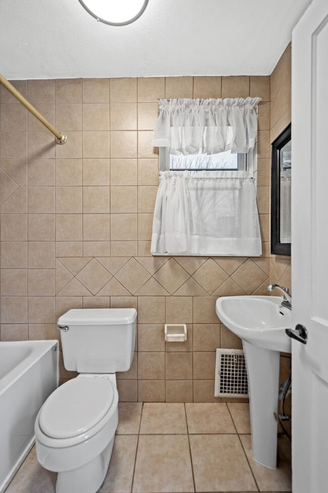 Building Photo - Stunning 3 bedroom home in Verona available April 15!