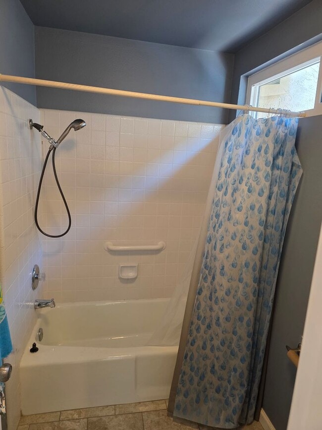 Building Photo - Large 3 bedroom home in quiet neighborhood cul-de-sac with amazing views