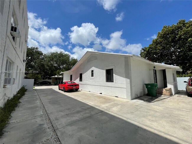Building Photo - 169 NE 50th St