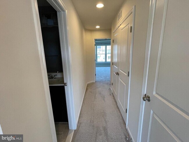 Building Photo - 419 Foxglove Way