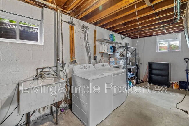 Building Photo - 1213 Gladstone Dr