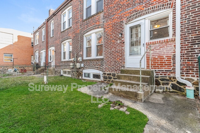 Building Photo - 10 W 8th St