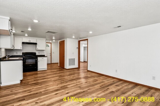Building Photo - 2518 N Weller Ave