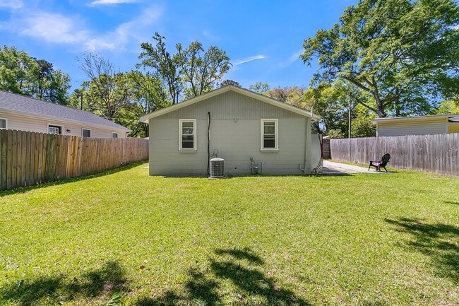 Building Photo - Charming West Ashley Bungalow