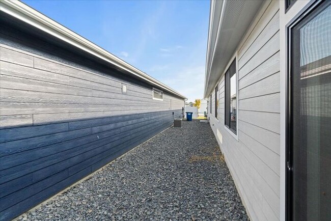 Building Photo - Single-Level Serenity: Your 3 Bedroom, 2 B...