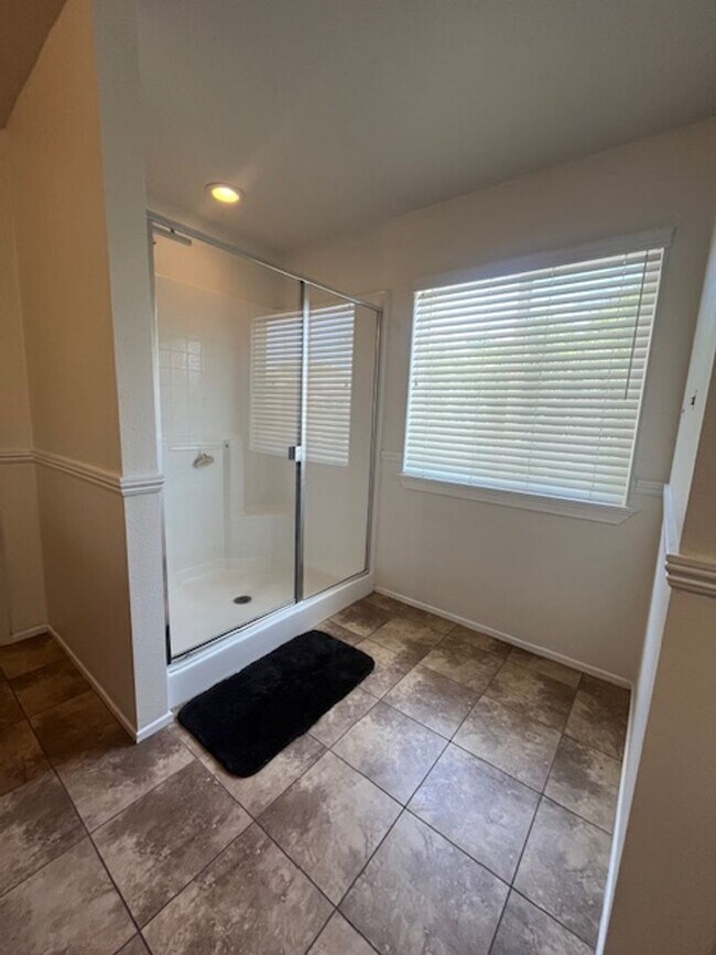 Building Photo - Beautiful, Spacious Home with solar-Desira...