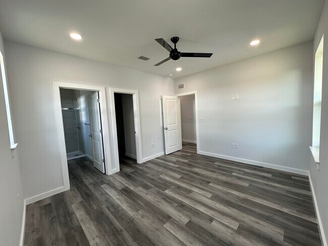 Building Photo - 534 N Raphael Rd