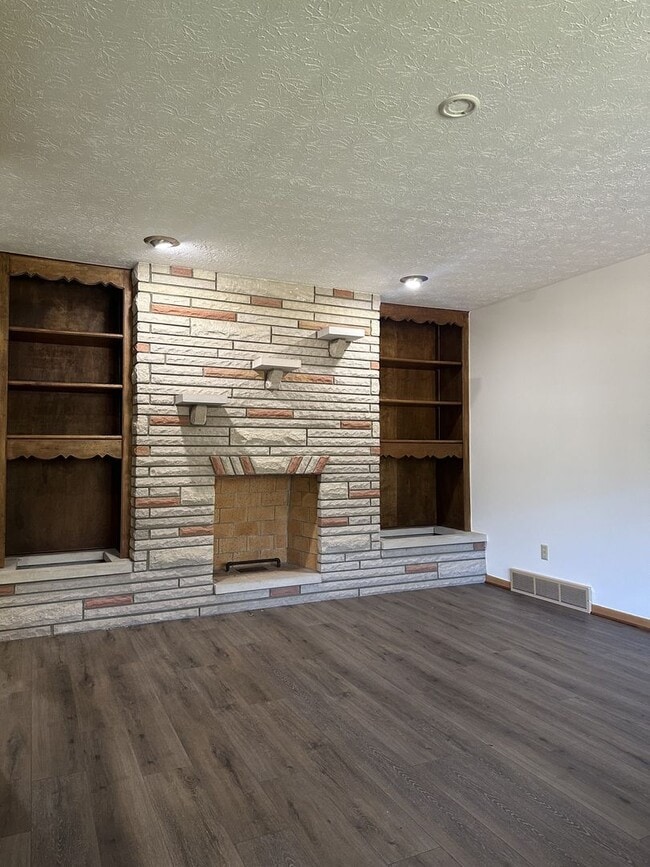 Building Photo - Welcome to this charming 3-bedroom, 2-bath...