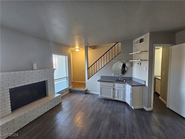Building Photo - 3749 Carlyle Dr