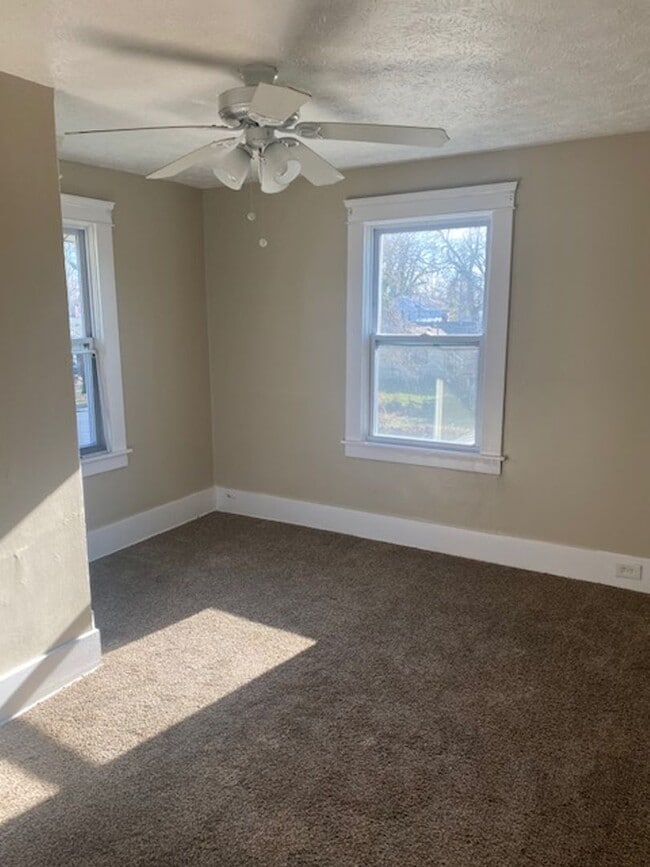 Building Photo - Charming Three Bedroom home close to Lakev...