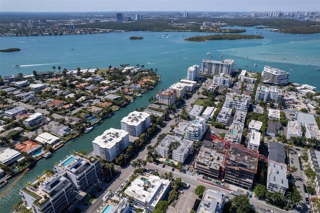 Building Photo - 10000 W Bay Harbor Dr