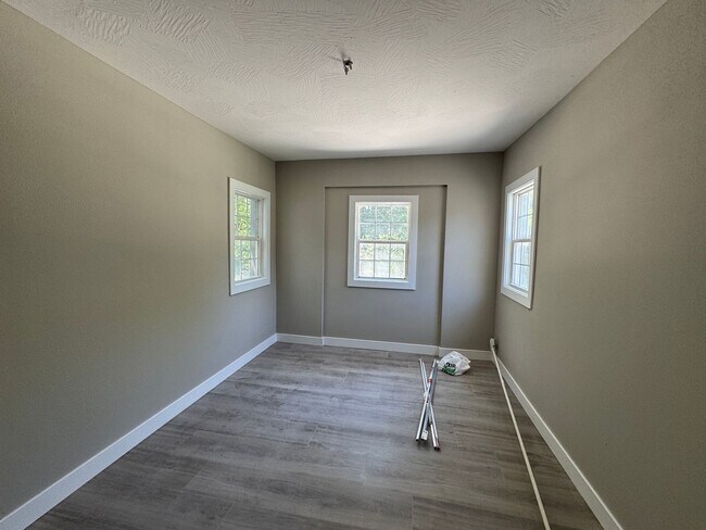 Building Photo - Charming 5 Bedroom off of South National Ave