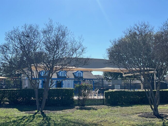 Building Photo - 120 Salado Dr