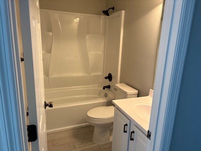 Building Photo - 140 Autumn Oaks Dr