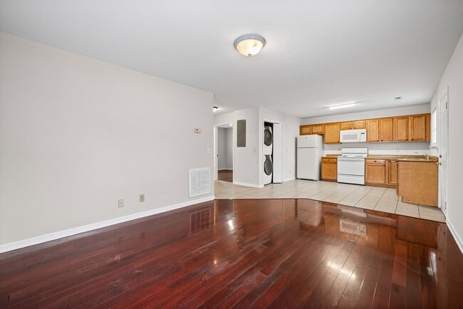 Building Photo - Minutes from Downtown Nashville!