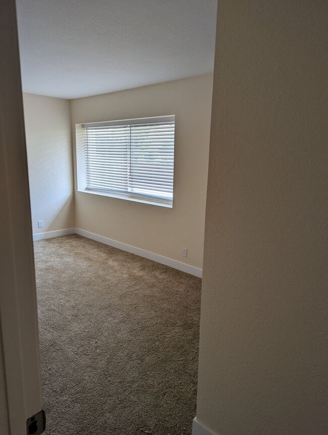 Building Photo - Upgraded 2 Story 2 Bed/1.5 Bath Condo