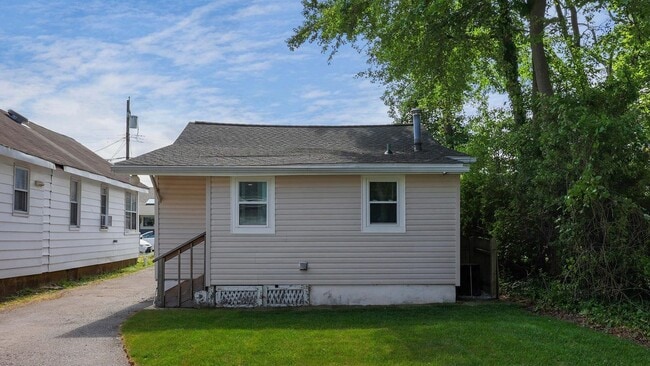 Building Photo - 1233 Oakwood Rd