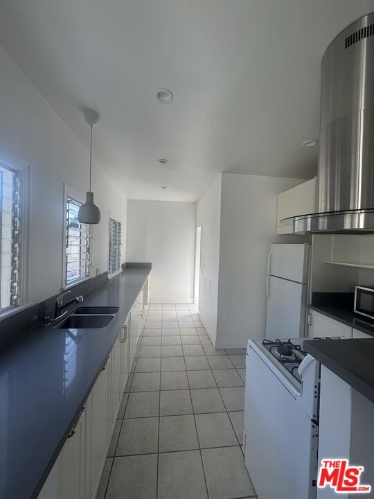 Building Photo - 245 N Swall Dr