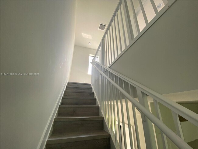 Building Photo - 5609-5611 Polk St