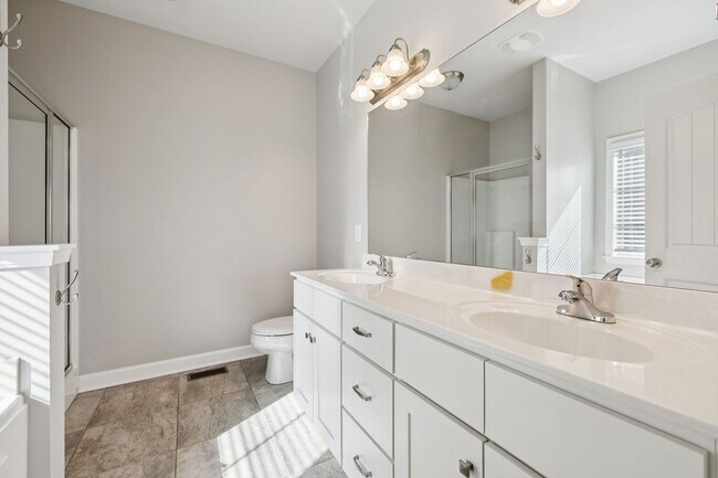 Building Photo - Welcome home to this beautifully maintaine...