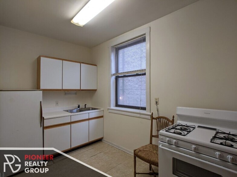 Building Photo - 2884 N Clark St