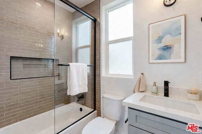 Building Photo - 525 Normandie Ave