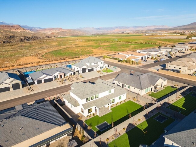 Building Photo - 6 bed / 4 bath / 3 car garage custom home in Pecan Valley