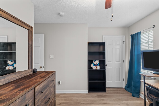 Building Photo - 5010 Banister Loop