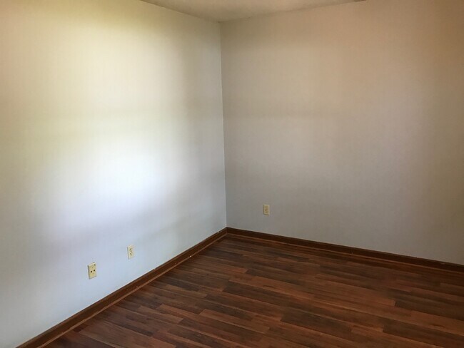 Building Photo - 601 S Park Square Dr