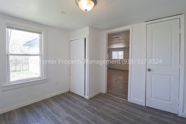 Building Photo - 732 N Victor Ave