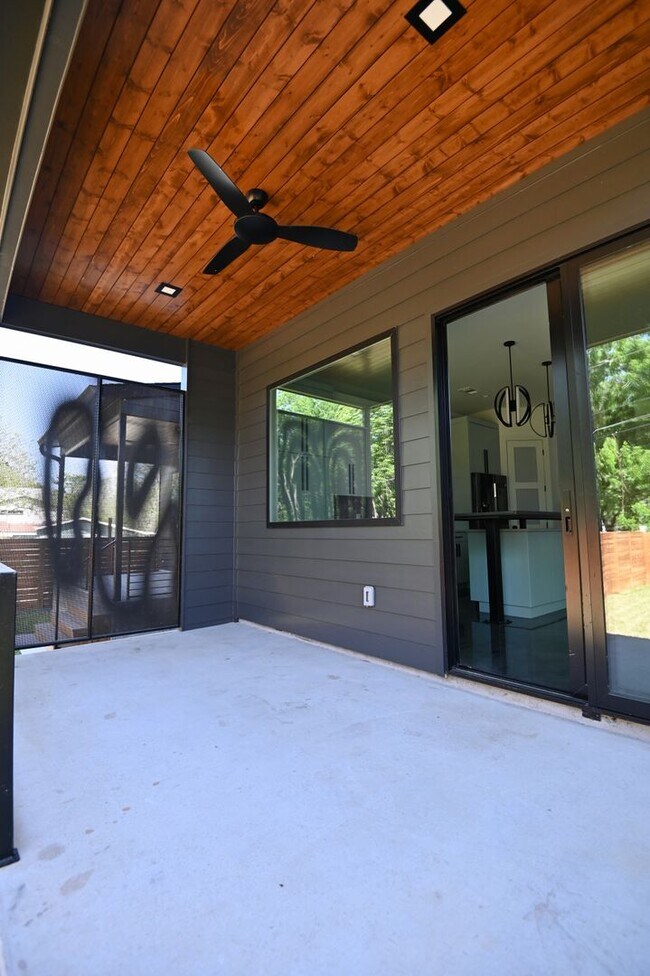 Building Photo - South Austin Oasis
