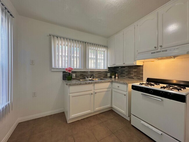 Building Photo - 1578E