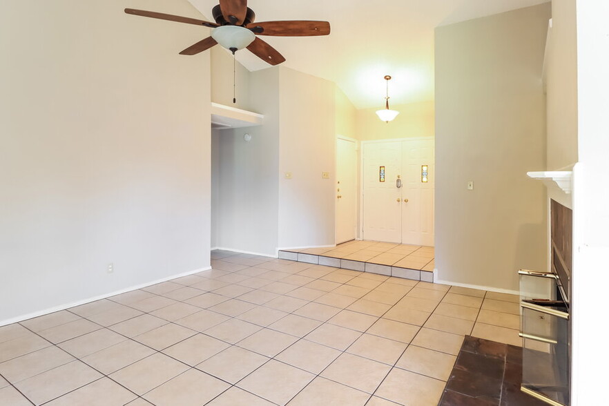 Building Photo - 2605 Mountainview Dr