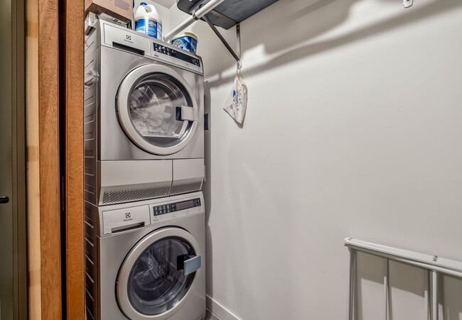 Building Photo - Fully Furnished, 2 Bedroom Rental - Great ...