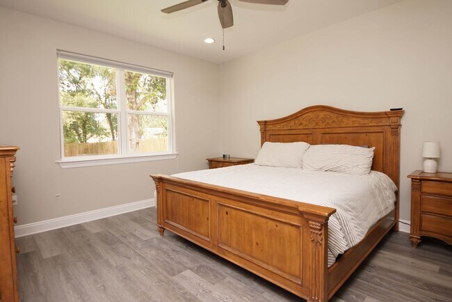 Building Photo - Newer Home in Valparaiso