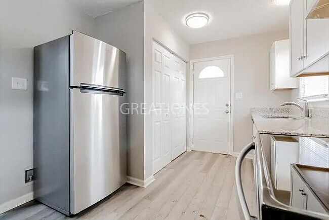 Building Photo - 529 Oakland Ave