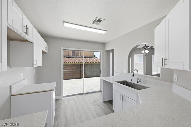 Building Photo - 808 Majestic Rock Cir
