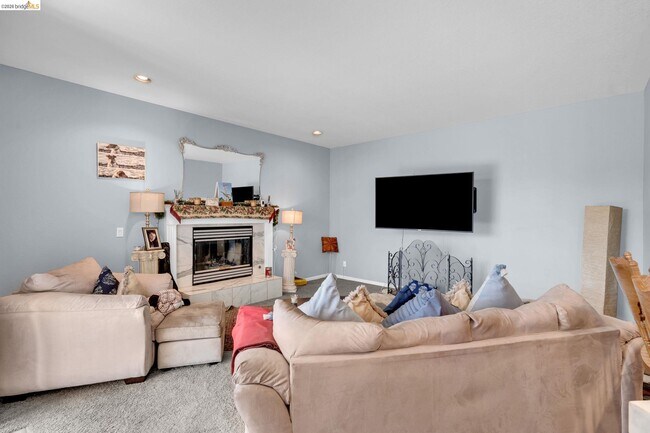 Building Photo - 5640 Edgeview Dr