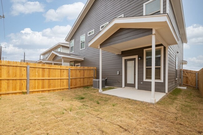 Building Photo - Like-New 3BR Duplex in Gated Community w/ Parks, Granite Kitchen & Private Yard