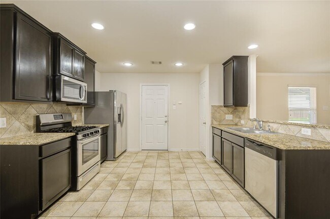 Building Photo - 2111 Denridge Dr
