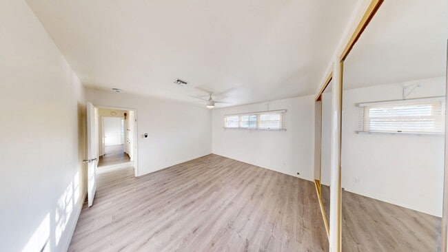 Building Photo - Large 7 Bedroom house on Dorothy - Steps off Campus!!