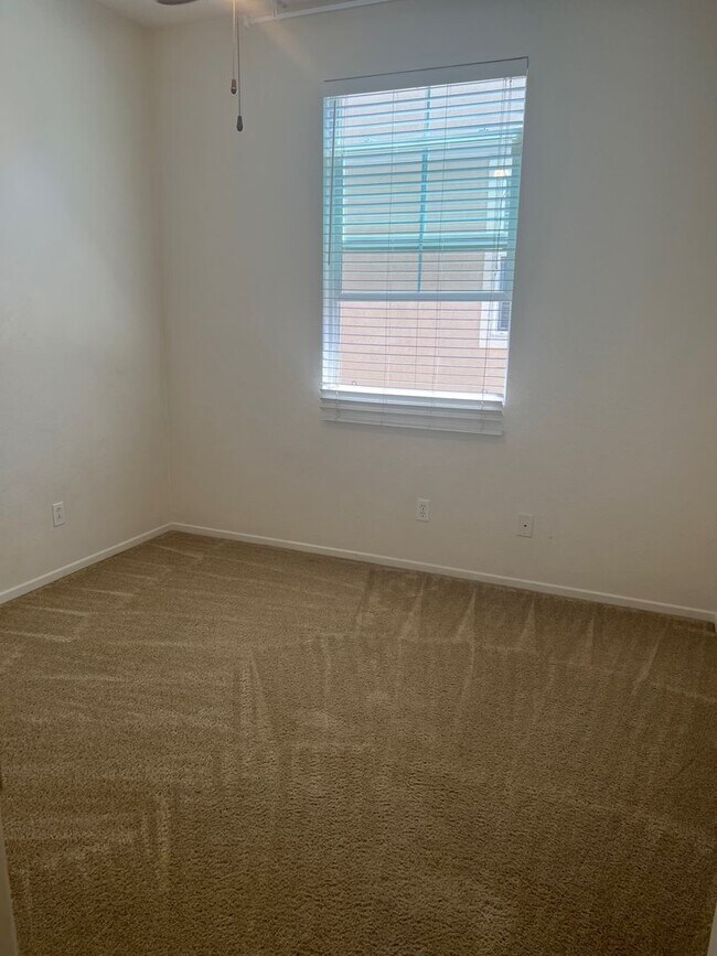 Building Photo - Wonderful Eastlake Townhome, 3 bedroom, 2....