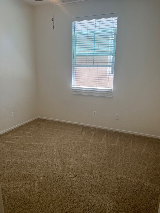 Building Photo - Wonderful Eastlake Townhome, 3 bedroom, 2.5 bath home, 2 car garage!