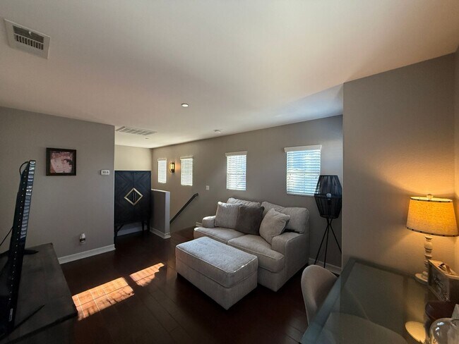 Building Photo - Tri-level 3-bedroom 3-bathroom townhouse located in Chula Vista, CA