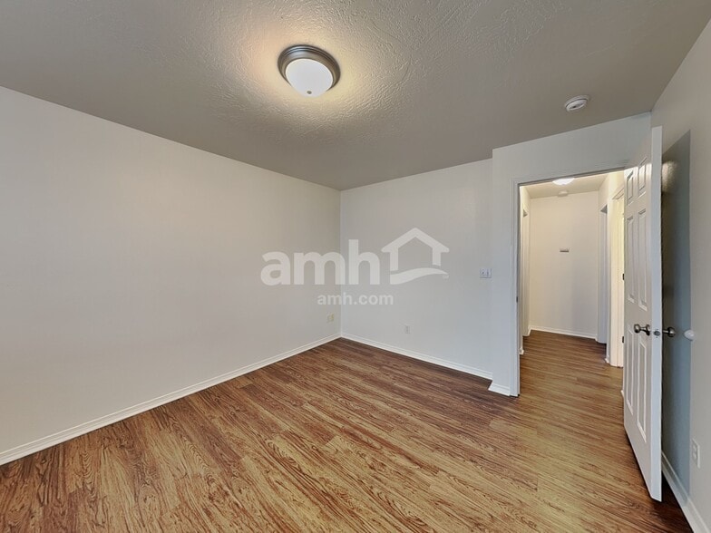 Building Photo - 2513 E Cinnamon Ln